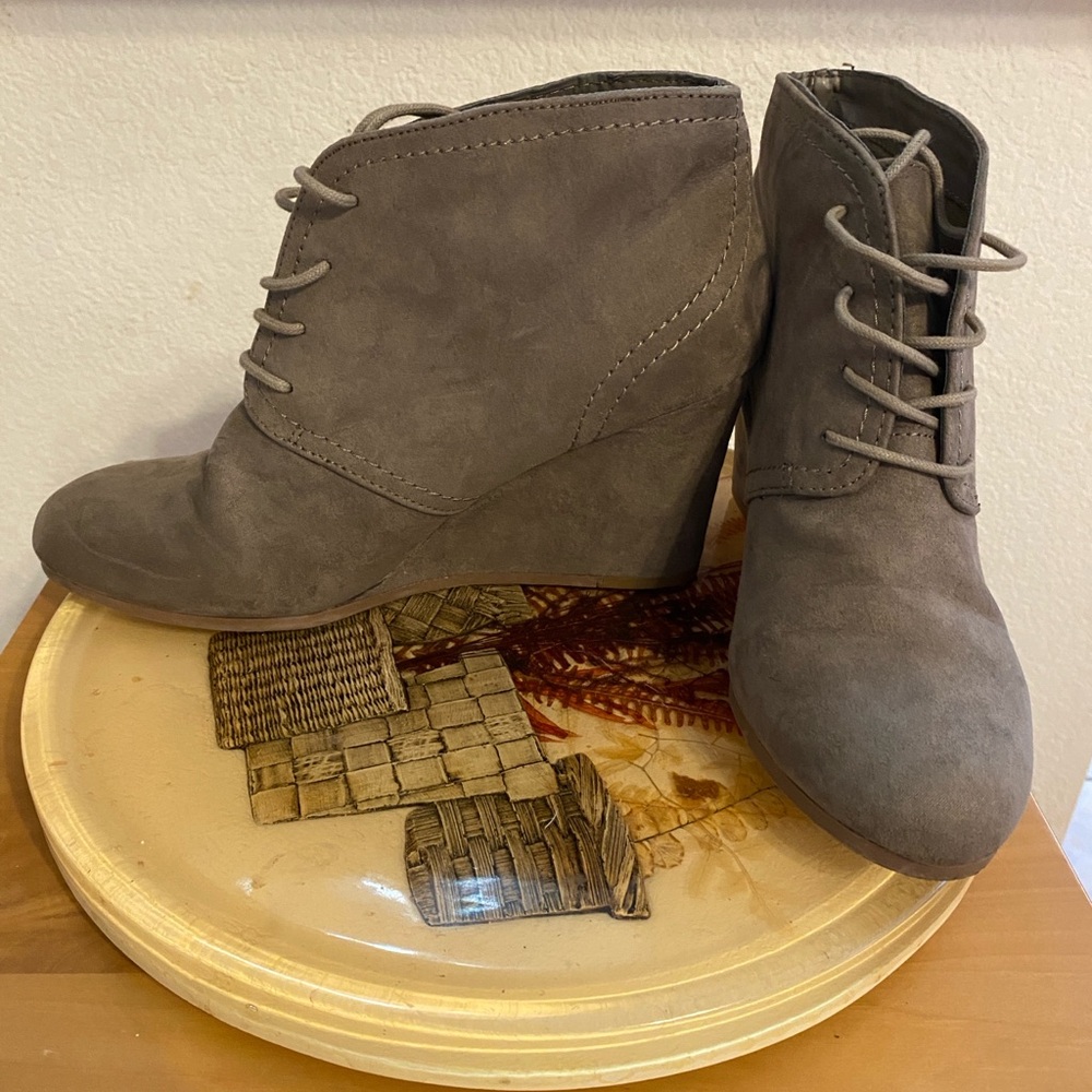 Arizona Jeans Women’s Wedge Lace Up Bootie, Tan, Size 9 1/2